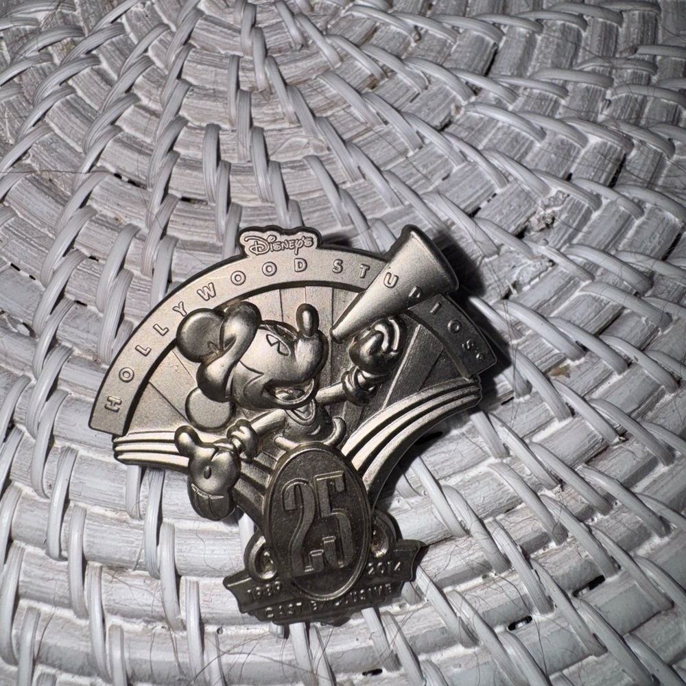 CAST MEMBER EXCLUSIVE Disney Hollywood Studios 25th Anniversary Pin